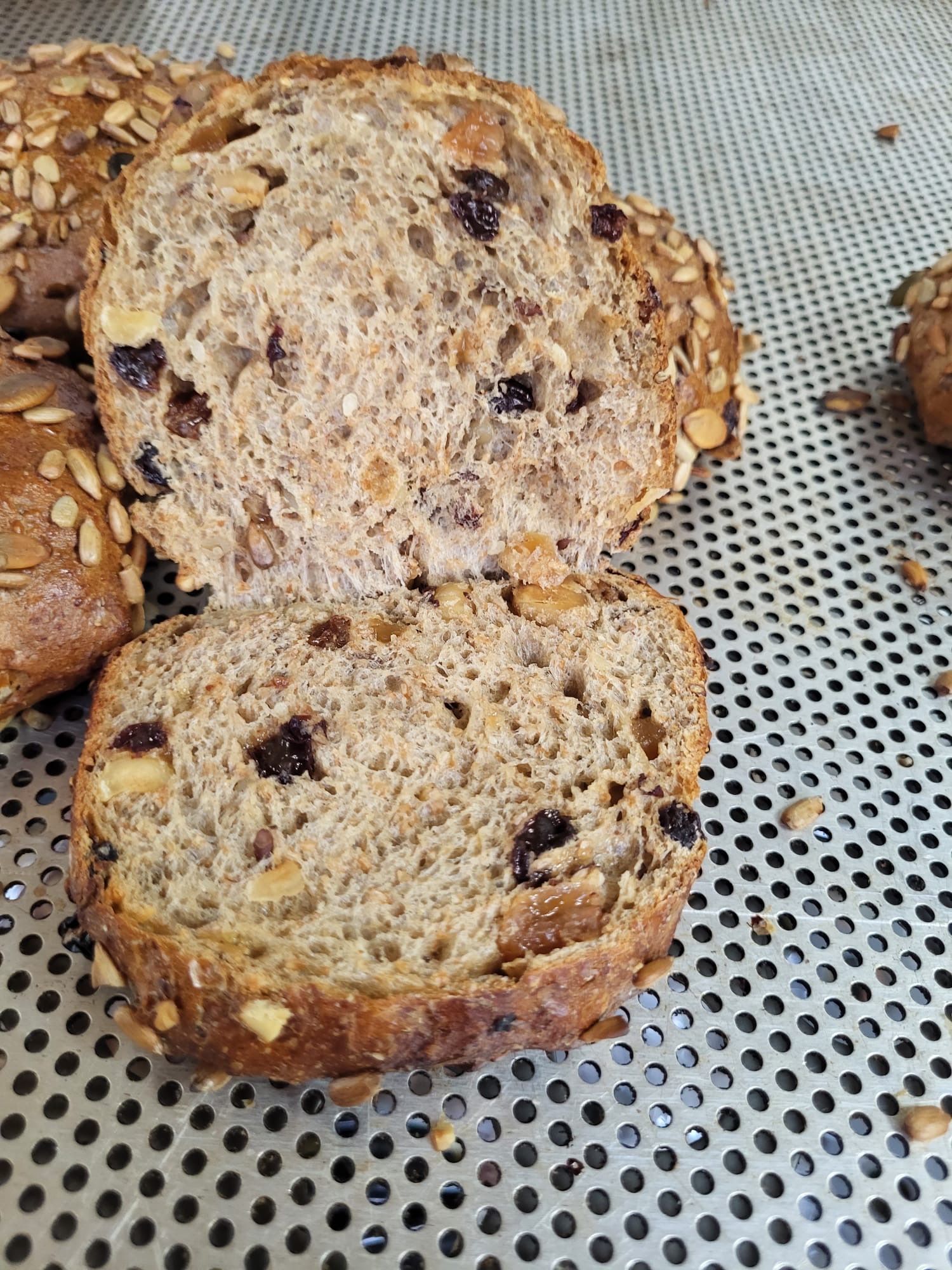 Gueslibol doorsnede met zichtbare zuurdesem structuur en ingrediënten